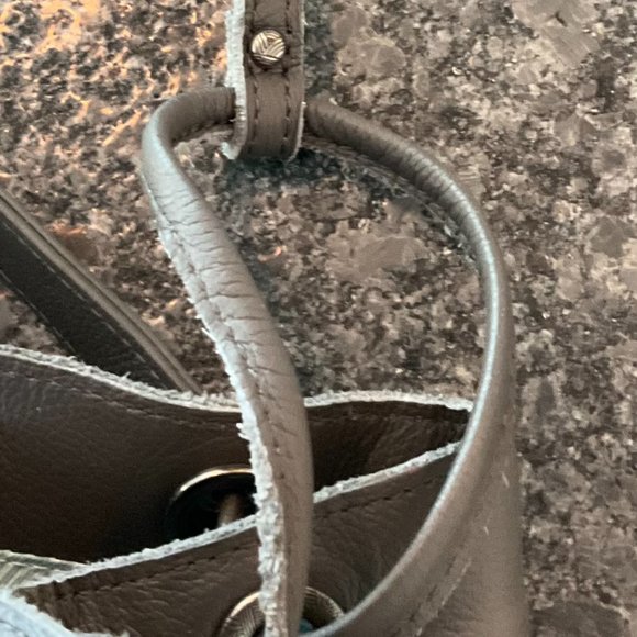 The Sak gray leather handbag with unusual draw string handles and shoulder strap - Picture 4 of 9